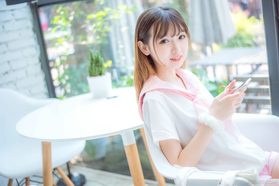 “士元静观即可。”法正微笑着点点头。